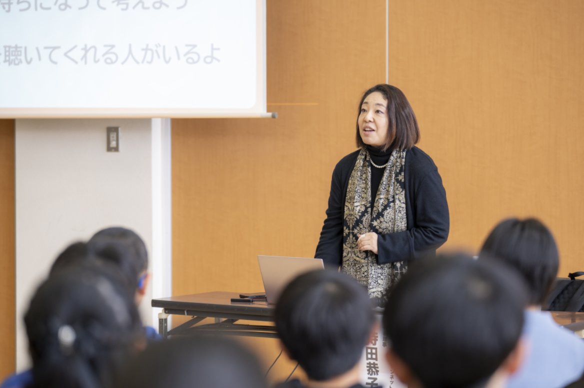 mochiky's tweet photo. 多くの小学校や中学校で、こうした体験をしてもらいたいと切に思ってます。ヤングケアラーやきょうだい児を「かわいそうだから助けてあげる存在」として捉えずにこの出前授業を体験して、自分を相手の立場に置き換えて想像できる人が社会に増えることを願っています。

https://t.co/HAiZHUz9JN https://t.co/zYJPCGx6M9