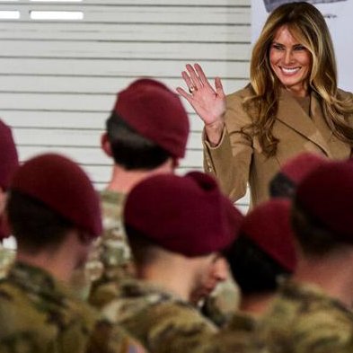 StunningMelani's tweet image. Melania demonstrated impressive symbolic precision in her choice of attire during her visit to Fort Bragg, turning a fashion detail into a subtle, warm feminine wink that deeply connected with the troops on that very special day! 💗
#MelaniaTrump #StunningMelania #BestFirstLady