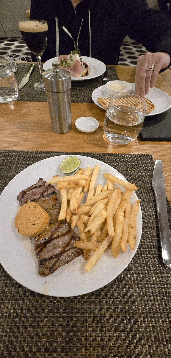 patstravelrevu's tweet image. @Qantas #FirstClassLounge at #flyLAXairport #TBIT patstravelreviews.com #airportlounge #airlineclub #airlinelounge #Airport #travel #luxurytravel #aviation #avgeek #LAX #LAXAirport #Qantas #QantasAirways #oneworld #FirstClass #MinuteSteak #patstravelreviews
