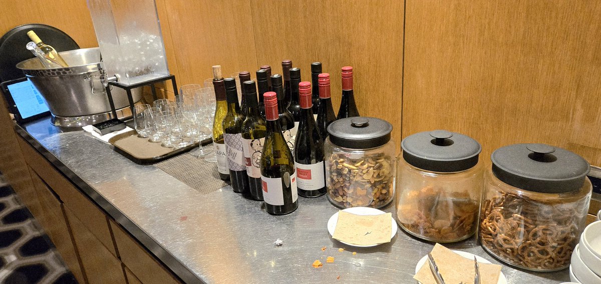 patstravelrevu's tweet image. @Qantas #FirstClassLounge at #flyLAXairport #TBIT patstravelreviews.com #airportlounge #airlineclub #airlinelounge #Airport #travel #luxurytravel #aviation #avgeek #LAX #LAXAirport #Qantas #QantasAirways #oneworld #FirstClass #MinuteSteak #patstravelreviews