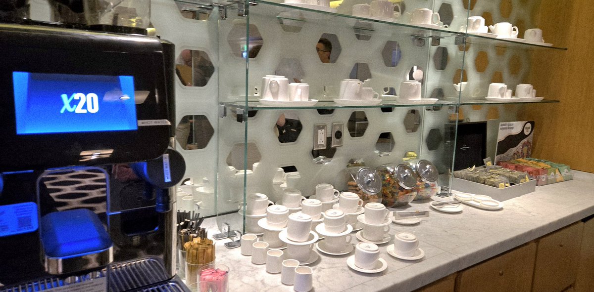 patstravelrevu's tweet image. @Qantas #FirstClassLounge at #flyLAXairport #TBIT patstravelreviews.com #airportlounge #airlineclub #airlinelounge #Airport #travel #luxurytravel #aviation #avgeek #LAX #LAXAirport #Qantas #QantasAirways #oneworld #FirstClass #MinuteSteak #patstravelreviews