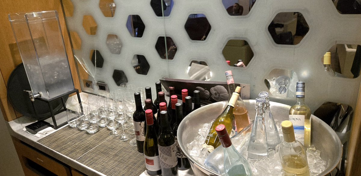 patstravelrevu's tweet image. @Qantas #FirstClassLounge at #flyLAXairport #TBIT patstravelreviews.com #airportlounge #airlineclub #airlinelounge #Airport #travel #luxurytravel #aviation #avgeek #LAX #LAXAirport #Qantas #QantasAirways #oneworld #FirstClass #MinuteSteak #patstravelreviews