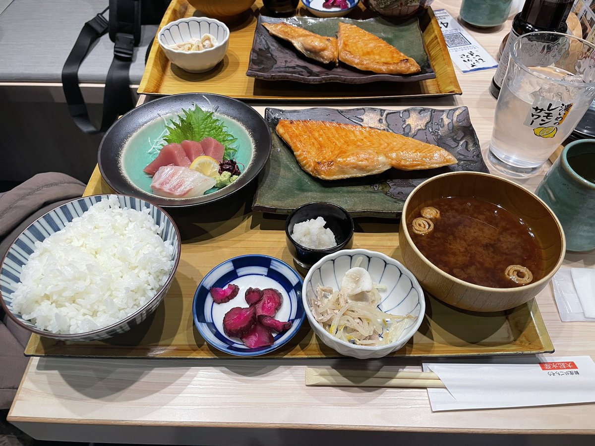 oxyva's tweet photo. 鳥です。なにわに食い倒れに来ました。 https://t.co/bdDwAW9bzo