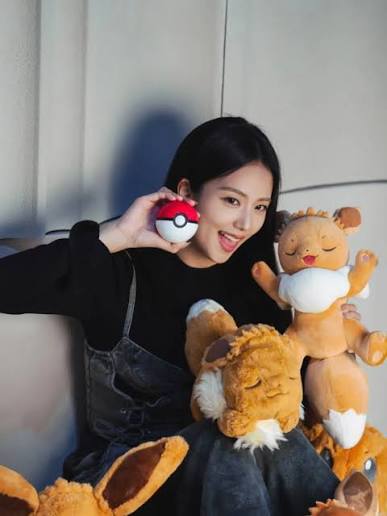 Queen_Me0o's tweet photo. #JISOO is the new Global Ambassador for @Pokemon &amp; her partner is none other than EEVEE!🐾✨The versatility,the elegance,the"main character" energy.We literally couldn't have picked a better pair💎🦊
​#JISOOxPokemon #JISOO #Eevee #BLISSOO #PokemonGA #JisooPartnerEevee #Pokemon30 https://t.co/Ejk0QU7h9B