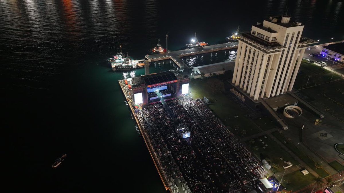 ¡El #CarnavalVeracruz2026 junto a Carlos Rivera!🤩✨🎊

Que noche tan espectacular disfrutamos, en un ambiente de festejo y celebración en familia. ¡Consulta el programa de actividades!

Te esperamos en el carnaval más alegre del mundo. 😉

#VeracruzEstáDeModa