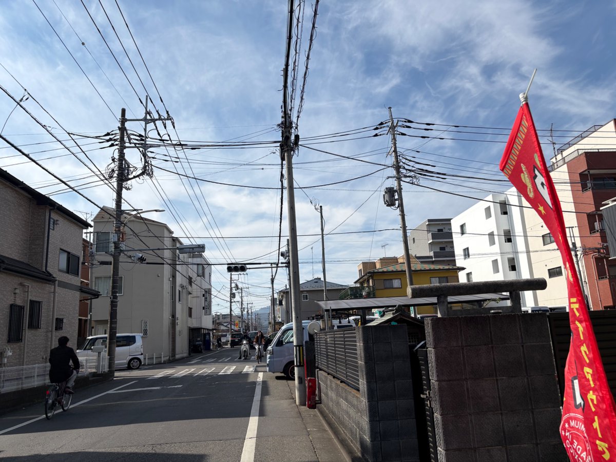 西八王子アルカディア通りから見た、遠くまで続く広い空
良いお天気に恵まれた今日は、さいたまさんとアルカディアさんコラボライブ「食と音楽」
エントランスの前に斉藤さんがいらしたので思わずパチリ📸