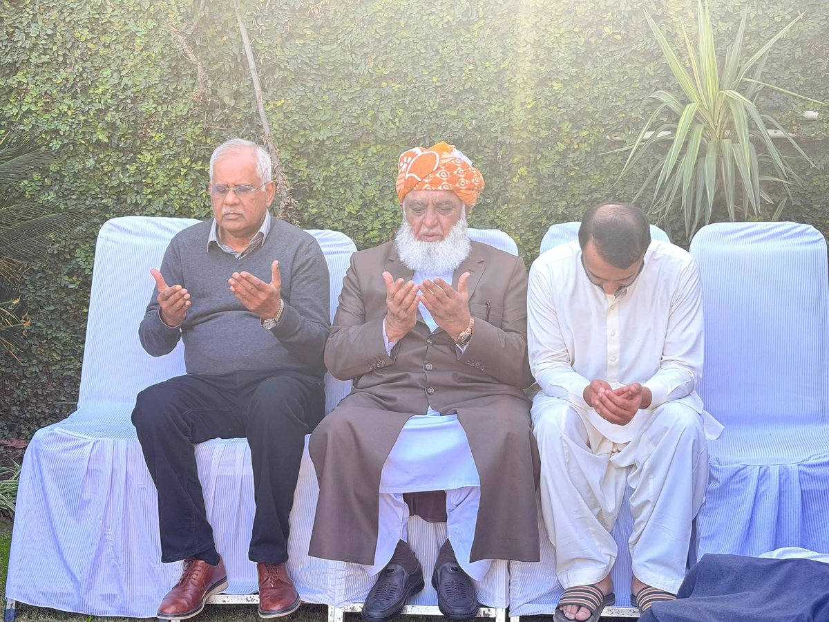 قائد جمعیت مولانا فضل الرحمان کی ڈاکٹر شہباز کی وفات پر اہل خانہ سے اظہار تعزیت 
قائد جمعیت کی ڈاکٹر شہباز کی رہائش گاہ آمد مرحوم کی بلندی درجات کے لئے دعاء مغفرت مرحوم کے بیٹوں اور اہل خانہ سےاظہار تعزیت کی ڈاکٹر شہباز معروف ہارٹ سپیشلسٹ تھے ڈاکٹر شہباز قائد جمعیت کے معالج رہے ۔