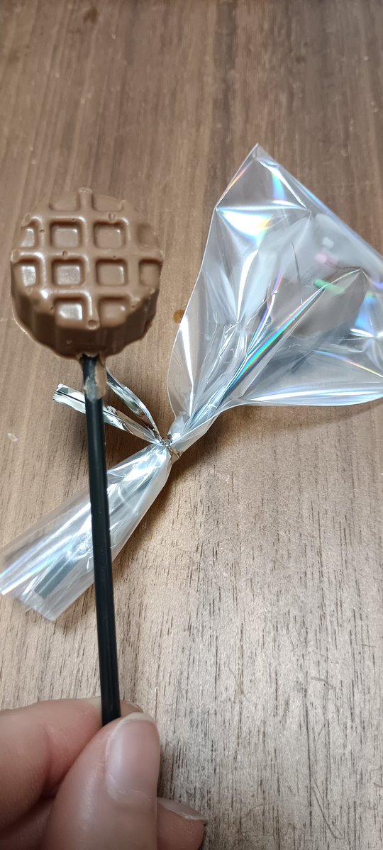 ハッピーバレンタイン🍫
これは小1息子が女の子に渡すため用意したけど「やっぱり渡さない」と放置したロリポップチョコ。
母、いただきまーす。
まぁ作ったの私なんで。