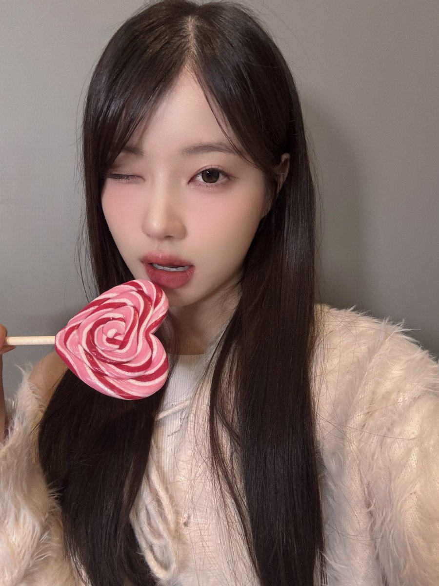 USPEER_official's tweet photo. 🍫🤎🩷 내 선물이야.. 나..너 좋아하냐…⠀
⠀
#USPEER #유스피어
#SEOYU #서유 https://t.co/u6KQTwUS4P