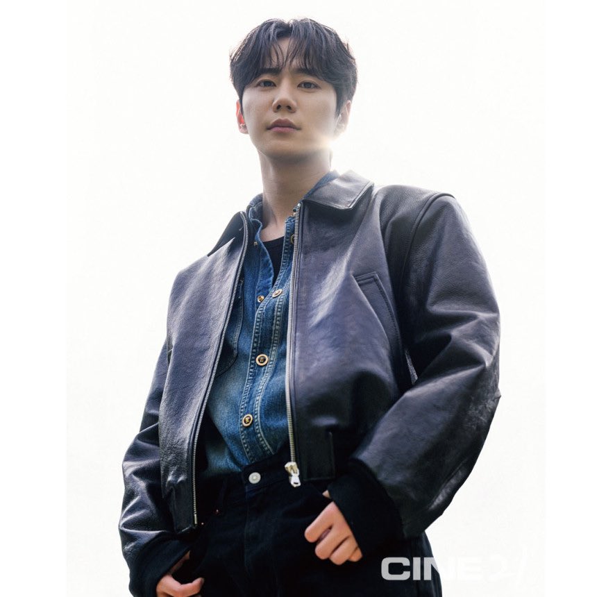 Q. 이준영다운 게 뭘까.

🦊 요즘 가장 많이 받는 질문이 “알아보는 사람이 많아서 불편하지 않아요?”다. 정말 달라진 건 그 점 하나다. 내 얼굴을 알아보는 분들이 늘었다. 하지만 그 사실이 나의 일상을 다른 차원으로 데려가지는 못한다. 여전히 지하철과 버스를 타고, 춤추고 그림 그리며 삶을