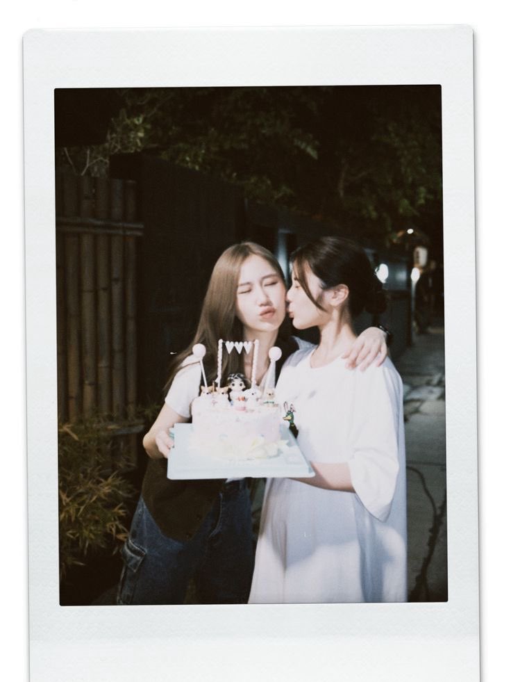 basiczer's tweet photo. รูปวันแรกที่เจอกัน
รูปคู่ขึ้นเครื่องบินด้วยกันครั้งแรก
น้องเจนอยู่ HBD พี่เก้าครั้งแรก
พี่เก้าอยู่ HBD น้องเจนครั้งแรก
(หน้าเอียงหากันทุกครั้งเลยนะ)🥺

#9779s_VDAY2026 https://t.co/hWl3BJX0e0
