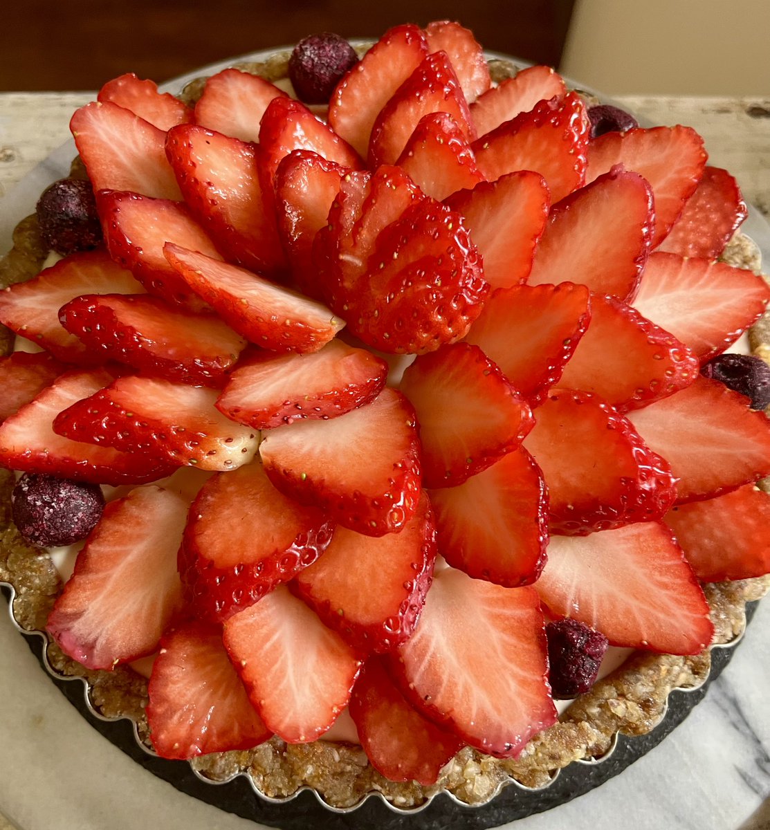 DJCutmeloose's tweet photo. イチゴ🍓の季節なのでやはりイチゴ🍓のロータルトを作りました。
鮮やかでカワイイでしょ😉✨
完全に鶏🐔の卵🥚とか牛🐮の体液🥛とか必要ないですよね。
#動物性原料不使用 #ヴィーガン #Rawsweets https://t.co/vqxnqR13st