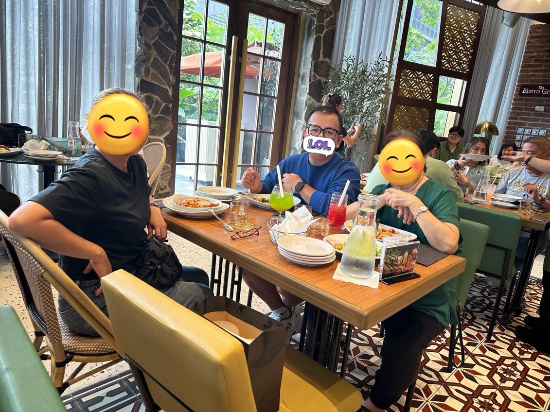 Lunch date with mom and sister! 😘