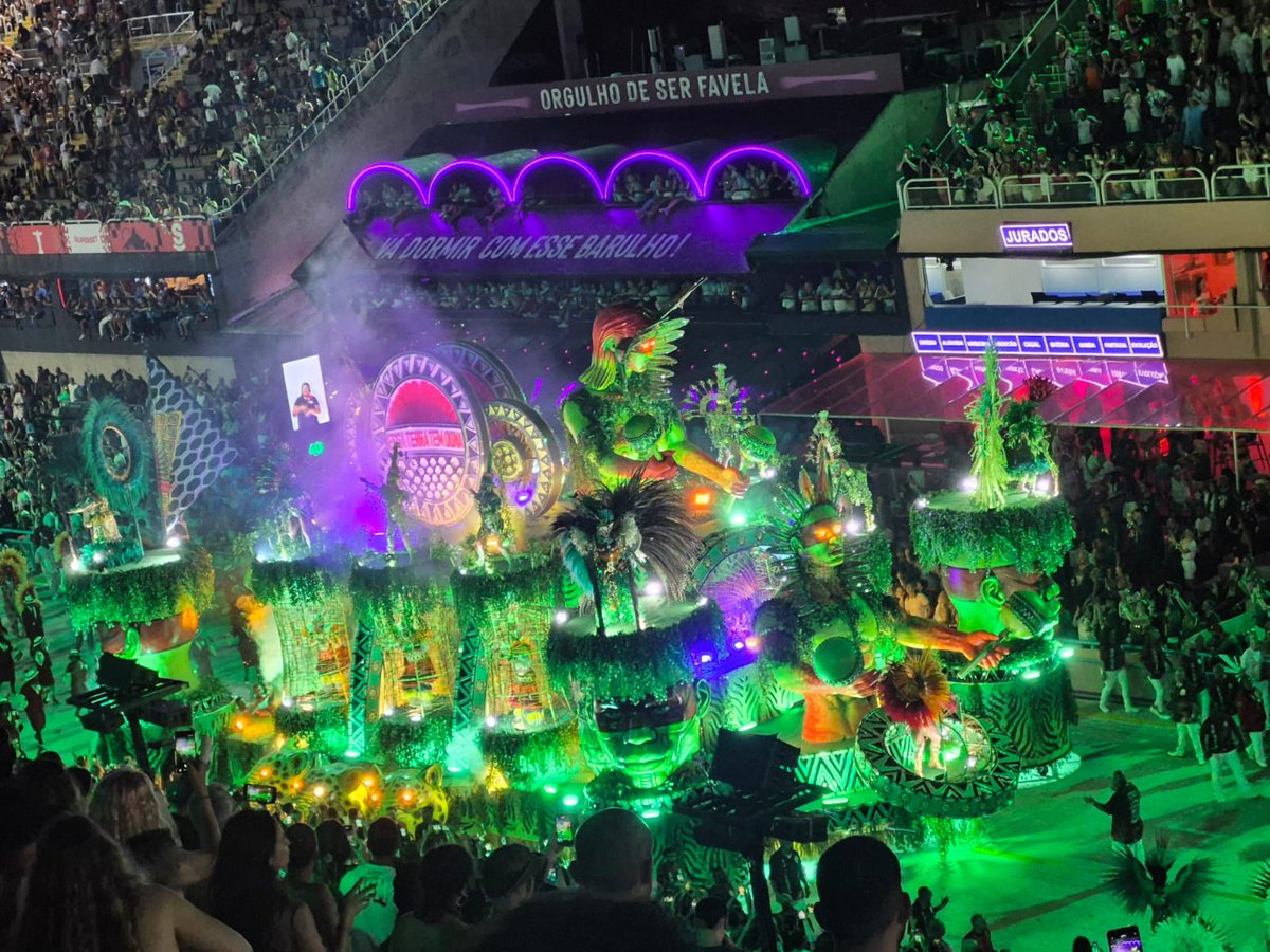 vozdosamba_'s tweet photo. Unidos de Padre Miguel encerra seu desfile em 55 minutos. A escola elevou o nível da competição, apresentou um desfile belíssimo e se credencia fortemente na briga por uma vaga no Grupo Especial.

#CarnavalVDS https://t.co/6Af36rdAlA