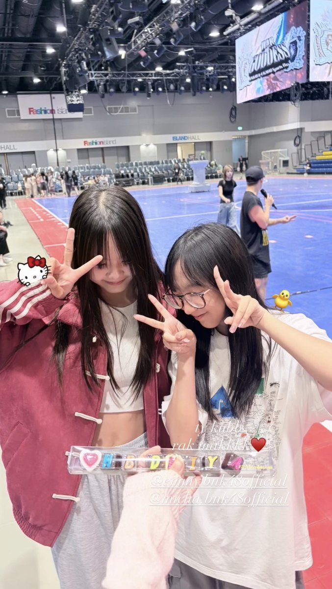 ที่นั่งข้างล่างสุด…. อย่าปาอัดฉันนะะะะะะะ
Ig story niya