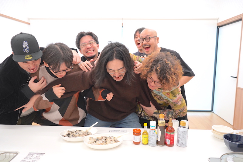「【オモコロブロス】 今回で12回目を迎える「サムライオイスターを食べる会」! い」|オモコロのイラスト