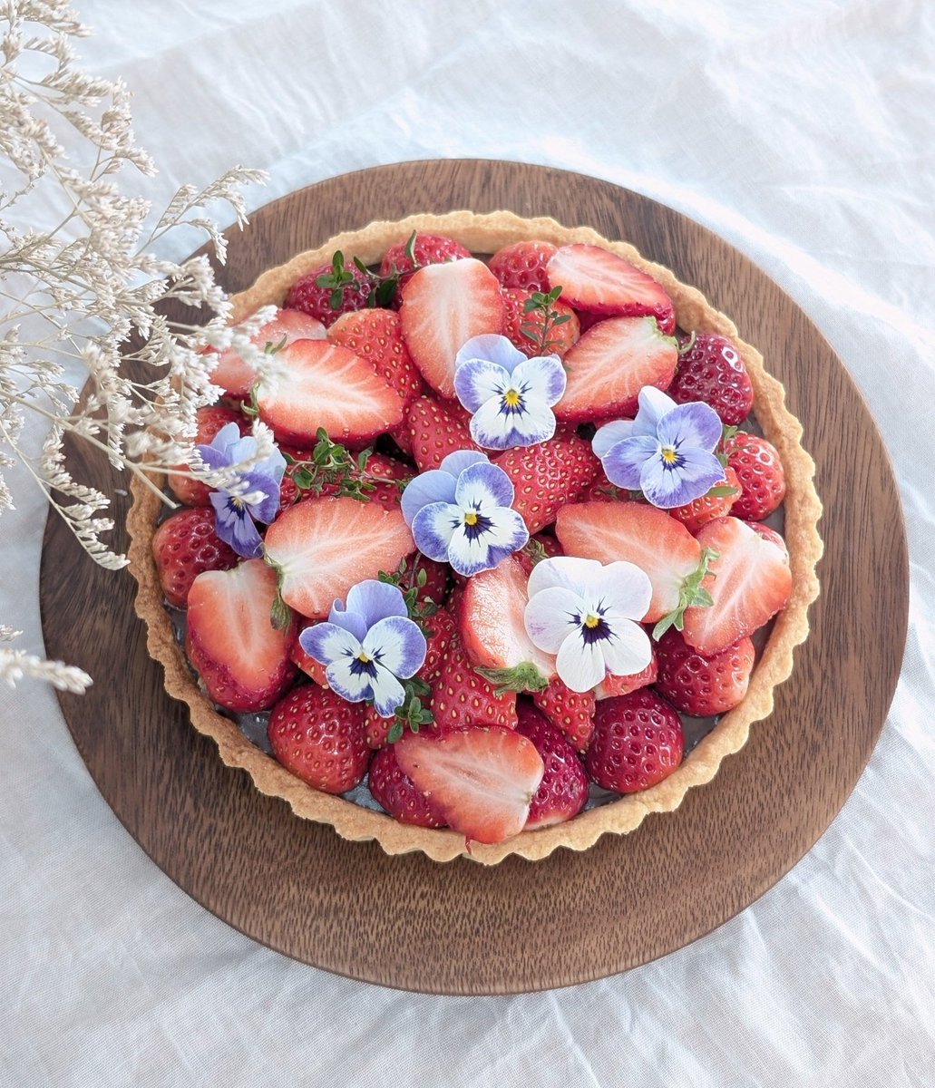NlN_AMdh2's tweet photo. 先日早めのバレンタインに作った生チョコ苺タルト🍓🍫🙌✨ https://t.co/BDg61QN6Fw