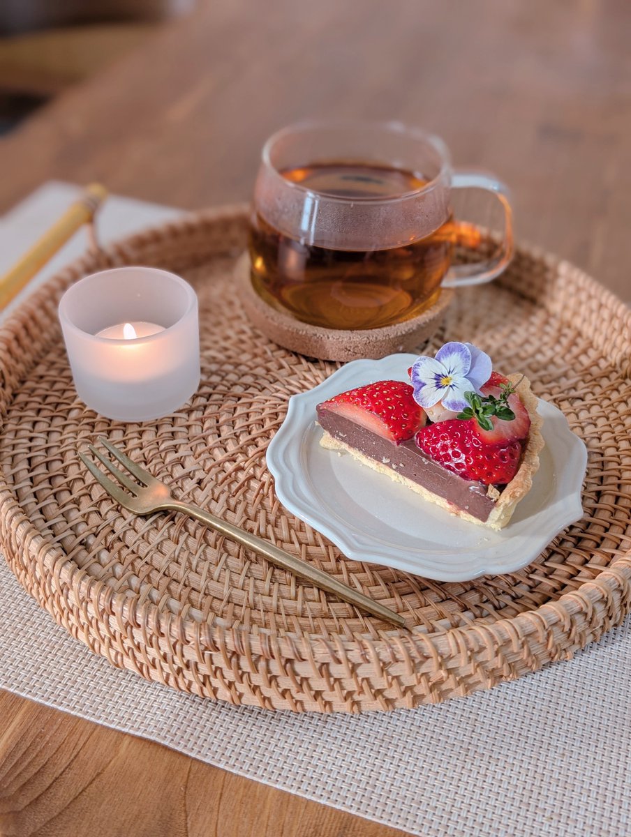 NlN_AMdh2's tweet photo. 先日早めのバレンタインに作った生チョコ苺タルト🍓🍫🙌✨ https://t.co/BDg61QN6Fw