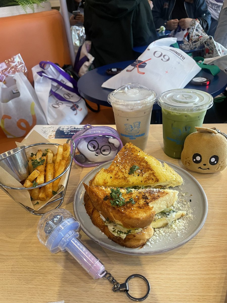 nicnaksjuarez's tweet image. Happy heart’s and carat’s day!!! ❤️🩷🩵💚💜😍🥰

#MeltingUnderYourHeat