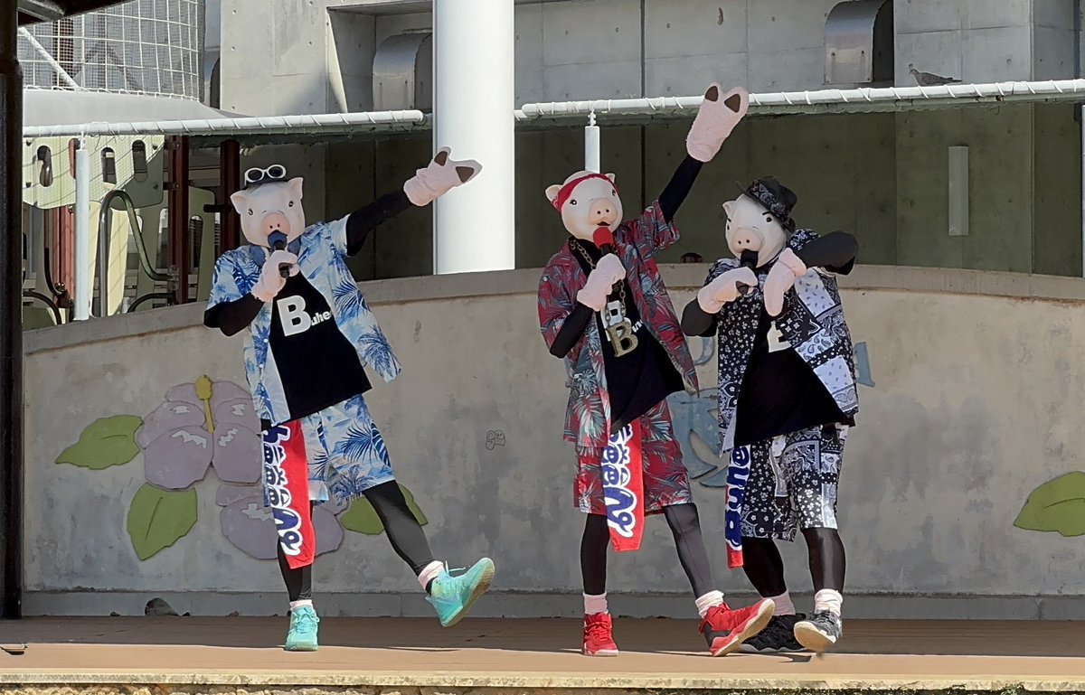 _rikasan_'s tweet photo. スマホが熱発するほど快晴！
BuheeeNのステージはもちろんだけど
イベント自体すごく面白くて時間が経つのがあっという間！
お写真とサインありがとうございました🖖
#カデナワンダーランド
#BuheeeN https://t.co/WJuzXcX1L9
