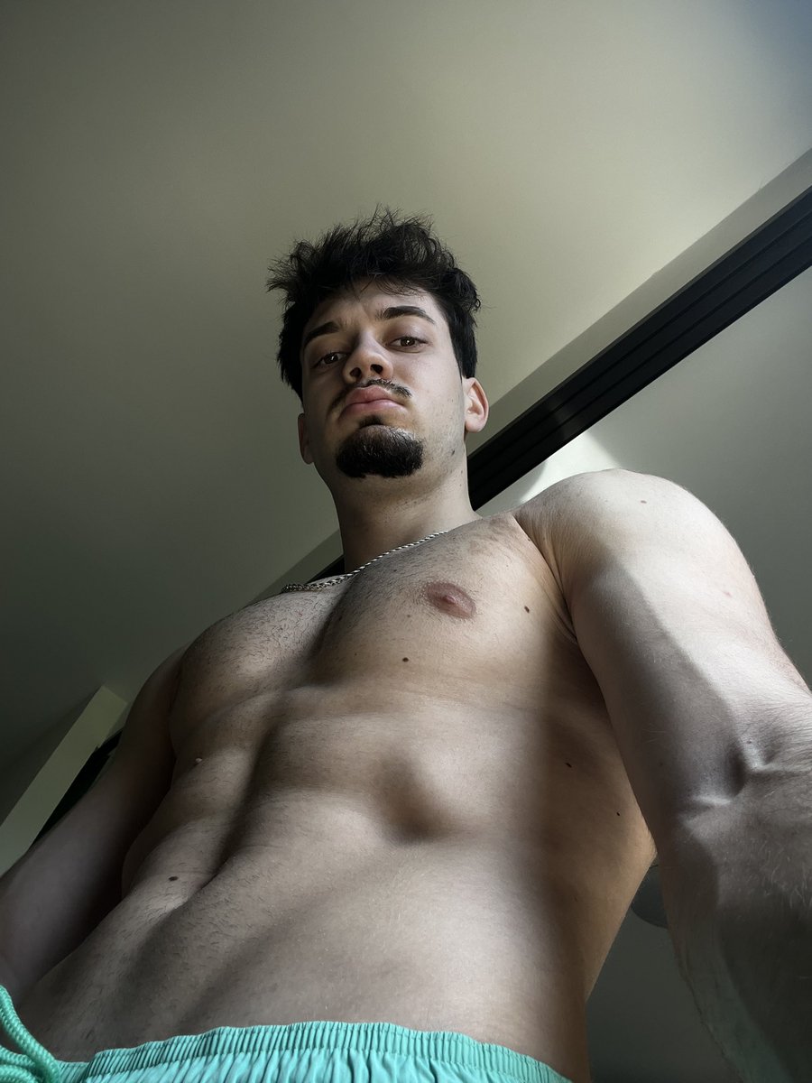 ChezyMuscleGod tweet media