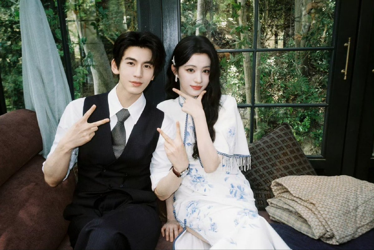 Linjghe's tweet photo. Foto bersama pertama dirilis — ayo lihat chemistry yang membara dari para pemerannya. 𝙎𝙚𝙡𝙖𝙢𝙖𝙩 𝙃𝙖𝙧𝙞 𝙑𝙖𝙡𝙚𝙣𝙩𝙞𝙣𝙚 untuk semua — 𝘀𝗲𝗺𝗼𝗴𝗮 𝘀𝗲𝘁𝗶𝗮𝗽 𝗵𝗮𝗿𝗶 menjadi momen yang 𝗺𝗲𝗻𝗱𝗲𝗯𝗮𝗿𝗸𝗮𝗻 𝗵𝗮𝘁𝗶. https://t.co/Fqje8R1aVK