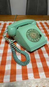 Y seguimos con los errorcitos de “época” en la película. El papá llega con los niños a un apartamento en París, al entrar se vé un teléfono “de disco” color verde “como el de la foto” es un “Indetel” hecho en México en los 70s..estamos en París en 64..🙄