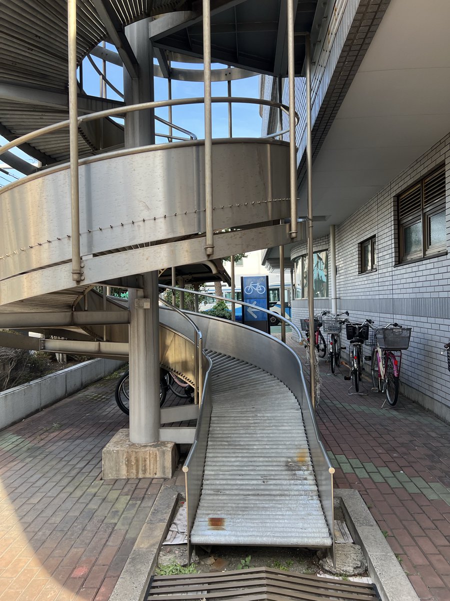 sekainonaoki's tweet photo. 撮影現場の近くの建物の階段が滑り台だった🛝✨✨
なんか、ワクワクした✨✨ https://t.co/uEIi1QXXE6