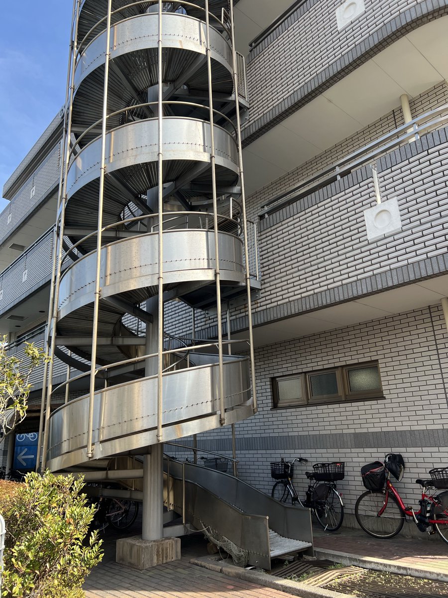 sekainonaoki's tweet photo. 撮影現場の近くの建物の階段が滑り台だった🛝✨✨
なんか、ワクワクした✨✨ https://t.co/uEIi1QXXE6