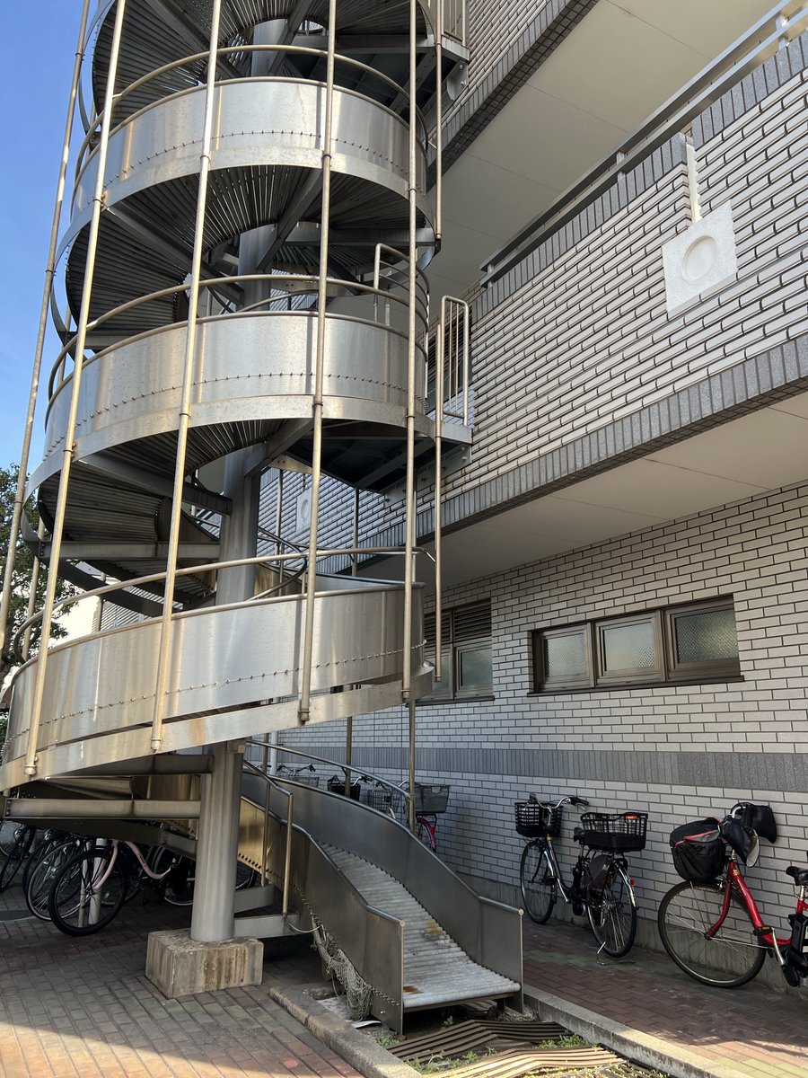 sekainonaoki's tweet photo. 撮影現場の近くの建物の階段が滑り台だった🛝✨✨
なんか、ワクワクした✨✨ https://t.co/uEIi1QXXE6