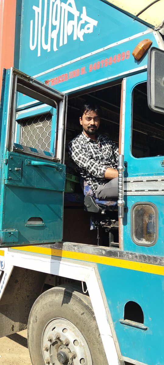 देश का असली इंजन कौन है, पता है क्या?

सोच रहा हूँ, ये काम भी कर लूँ तो अच्छा है।
थोड़ा कठिन ज़रूर होगा, पर असंभव नहीं।

ट्रक ड्राइवर होना कोई छोटी बात नहीं है।
ये गर्व की बात है। जब हम सो रहे होते हैं, वो अपने परिवार से दूर, दिन-रात सड़कों पर देश को चलाते रहते हैं।

अगर एक दिन