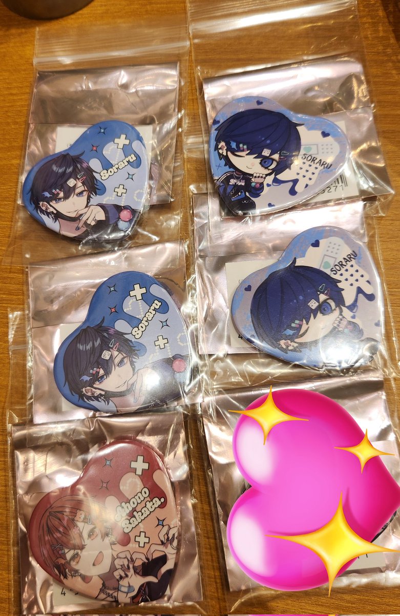 Tooya_Hiragi's tweet photo. そらまふうらさか 缶バ 交換 バレンタイン

譲）写真の缶バッチ(💖は❤さんシクレ)

求）同種🤍

会場での交換希望・両日OK
お気軽にお声かけください。
 #そらまふうらさかグッズ
 #そらまふうらさかから逃げられない 
 #そらまふうらさか物販 https://t.co/GO2m2xUeXQ