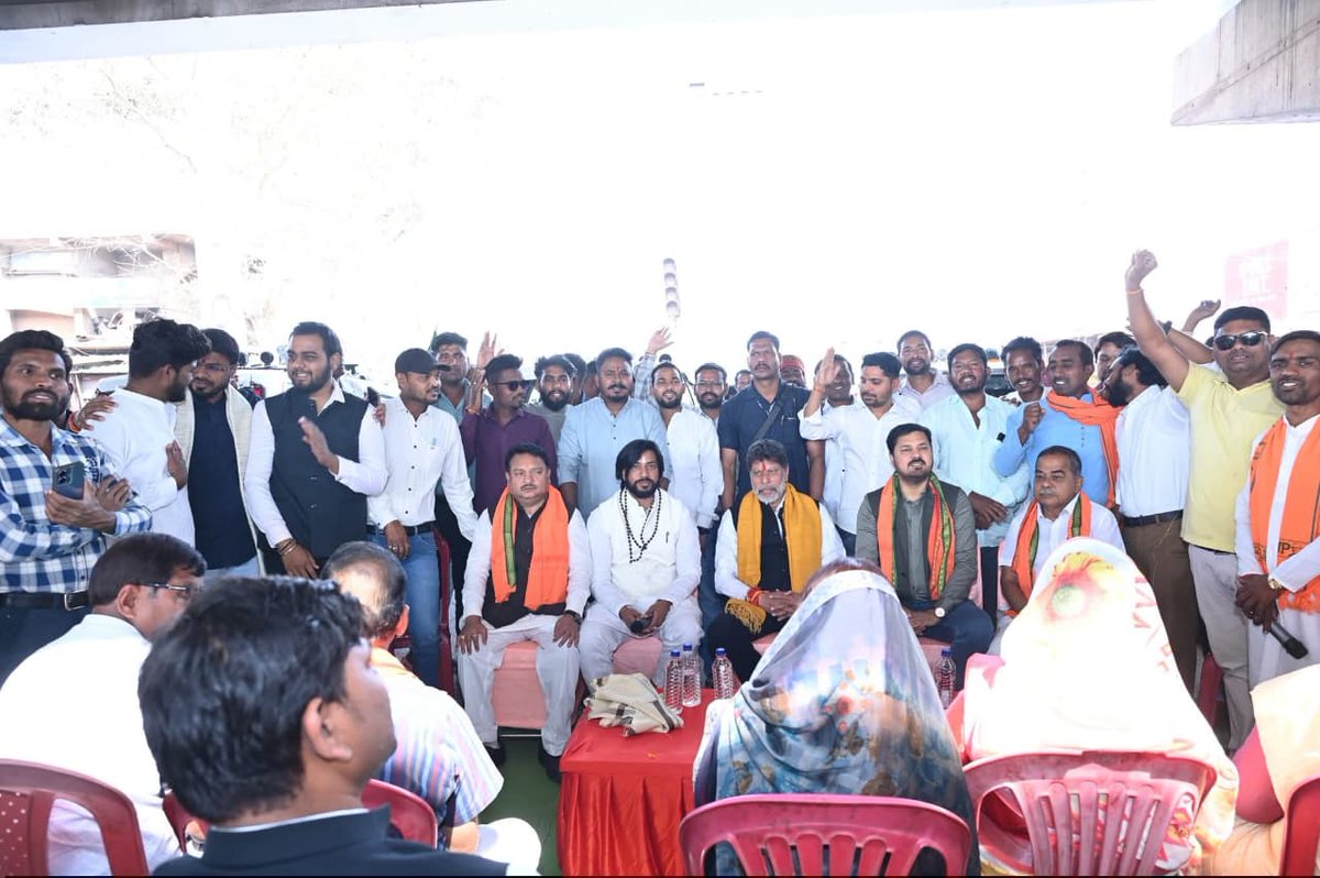 आज माननीय श्री किरण सिंह देव जी, प्रदेश अध्यक्ष, भाजपा छत्तीसगढ़ का महासमुंद प्रवास के दौरान आरंग विधानसभा अंतर्गत नगर पालिका मंदिर हसौद में भव्य स्वागत किया गया, प्रदेश अध्यक्ष जी का प्रेरणादायी मार्गदर्शन एवं सशक्त नेतृत्व संगठन को निरंतर नई दिशा और संकल्प प्रदान करता है।