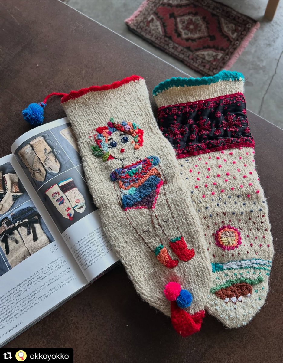 今回はイランの白い靴下プロジェクトに参加したマルジャーンの作品も展示しています。
タイトルは
「私は世界と踊りたい」

世界の平和を願って付けたタイトル。
2022年の作品ですが、この願いがますます切実なものになっています…