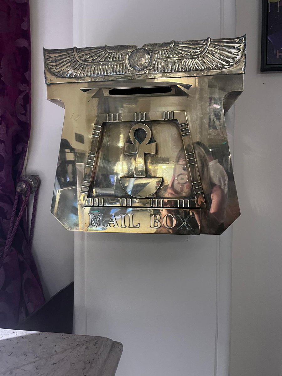 beaverbrookes23's tweet image. Wow! Postbox Saturday! Sent to me by my friend  Jo who was staying in the Winter Garden Hotel in Luxor where Howard Carter announced his discovery of Tutankhamun. Thanks Jo! 
#postboxsaturday #mailbox #tutankhamun #postboxesofinstagram #luxor #egypt #anniebrookes
