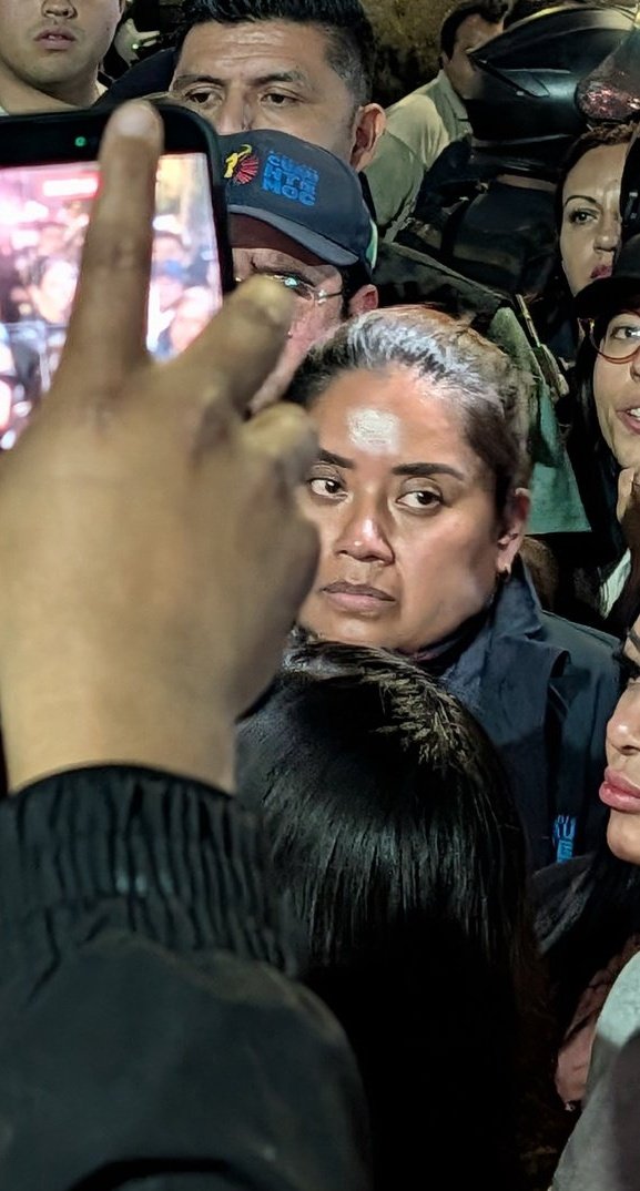 <a href="/catrina_nortena/">La Catrina Norteña</a> <a href="/AlessandraRdlv/">Alessandra Rojo de la Vega</a> Ella es tu amiga Erika quien manda a la gente de via pública a extorsiónar a los comerciantes.
Por qué no la quitas del cargo,por qué es tu amiga?
Que quede claro que estoy en contra de la violencia.
Pero también estoy en contra de tus mentiras y montajes.