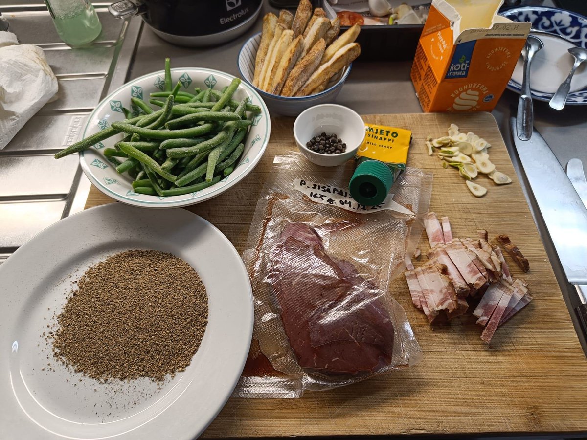 HilpoJuhana's tweet photo. Weekend food
Dinner
Four-pepper venison steak (inside round)
Served with triple-cooked French fries, green beans with bacon, and grilled tomato.
Is ordering well done steak just bad taste or a crime? ๐คฃ
1/2
#peppersteak #venison #Kampotpepper #flambe #triplecooked #homemade https://t.co/QhEs5r0ngg