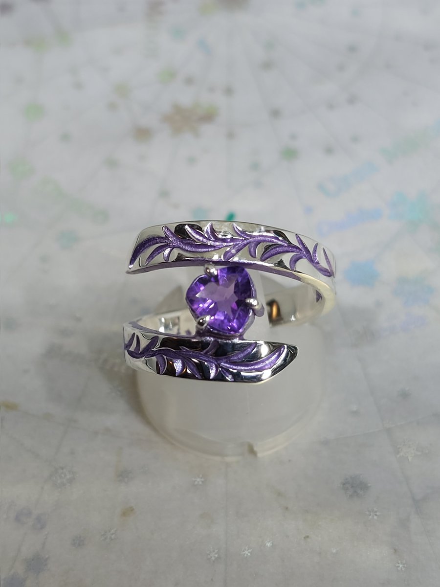 エレカラ×ロウハ彫りの指輪
ペリドットカラー×アリゾナ産ペリドット
ゴールドカラー×ブラジル産シトリン
ヴァイオレット×ザンビア産アメシスト