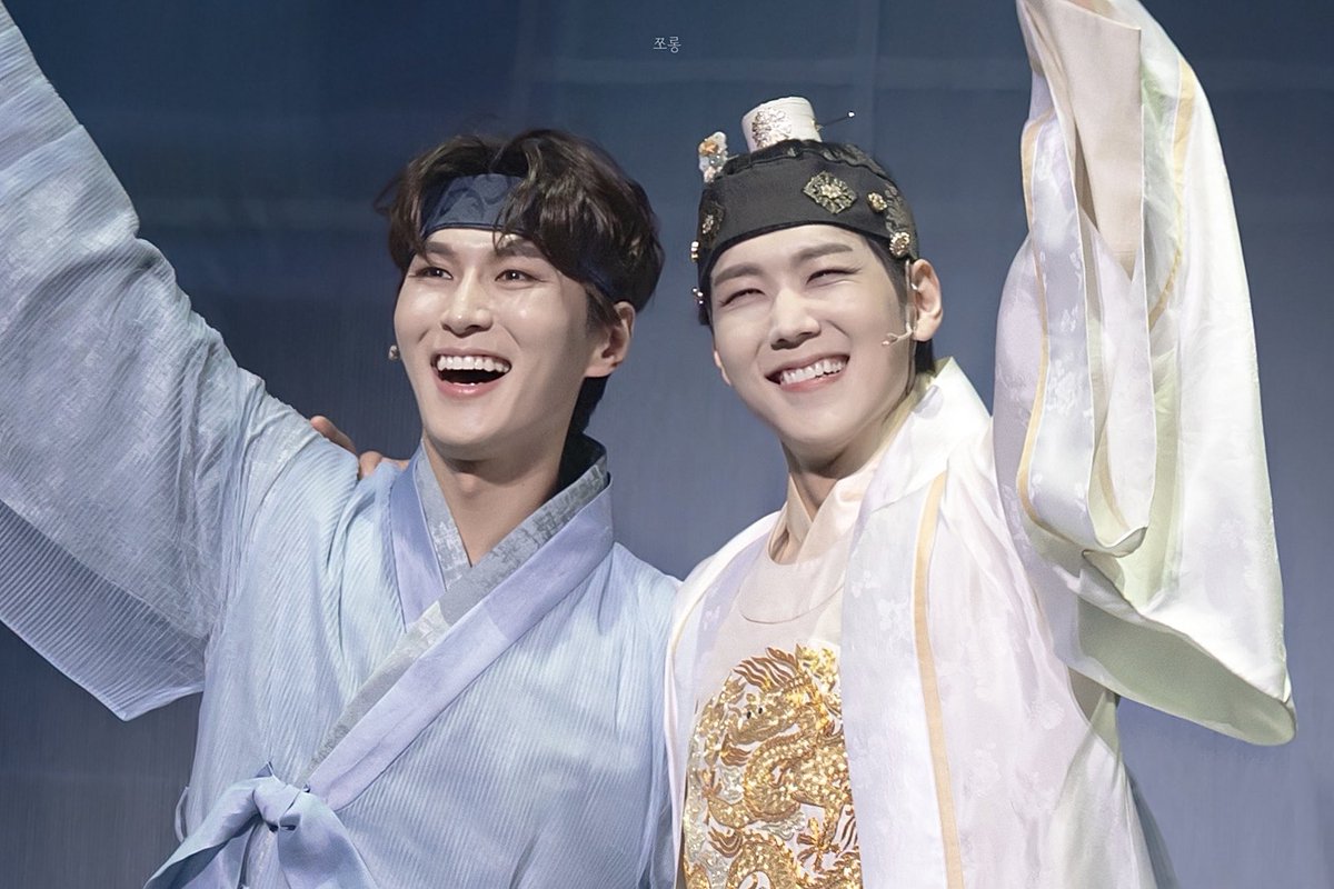 260213 한복 입은 남자 커튼콜
#박은태 영실/강배
#카이 세종/진석
#짱쪼롱사진

🐱🐶