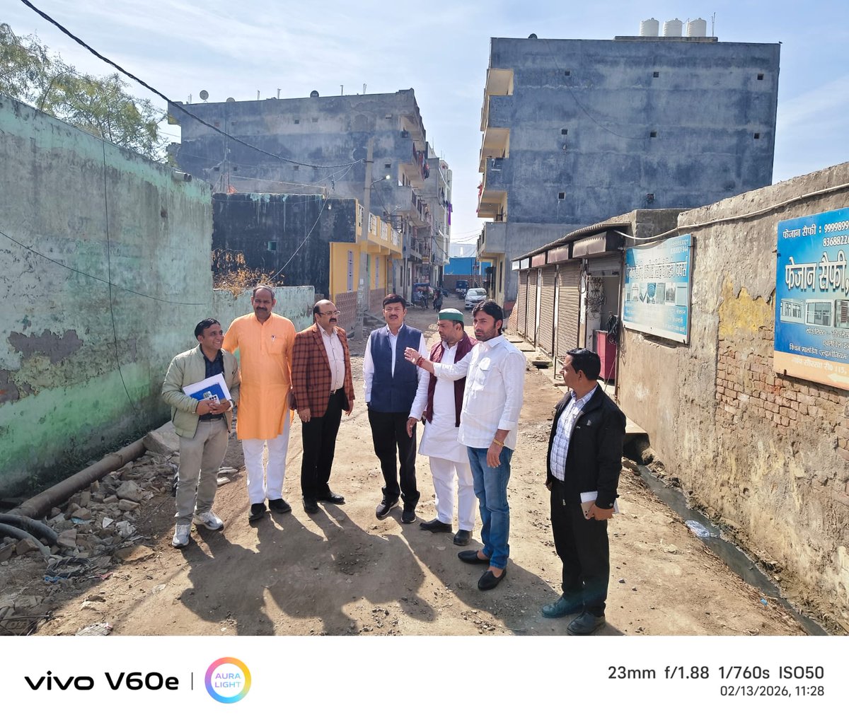 Bkukranti1's tweet photo. नोएडा अथॉरिटी की चौपाल क्या सिर्फ दिखावा बनकर रह गई है? गांव सोरखा, सेक्टर-115 में आयोजित चौपाल में संबंधित विभागों के अधिकारी उपस्थित ही नहीं हुए। विशेष रूप से जल विभाग के अधिकारी कार्यक्रम में नहीं पहुंचे, जिसके कारण सीवर और पानी से जुड़ी गंभीर समस्याओं पर सुनवाई ठीक ढंग से नहीं हो सकी। सोरखा गांव के मुख्य मार्ग पर आज तक सीवर लाइन नहीं डाली गई है, इसी वजह से सर्किल रोड का पक्का निर्माण भी अटका हुआ है। ग्रामीण मूलभूत सुविधाओं के लिए लगातार संघर्ष कर रहे हैं, लेकिन जिम्मेदार अधिकारी समस्याओं का समाधान करने की बजाय जिम्मेदारी से बचते नजर आ रहे हैं। आखिर गांवों के साथ यह उपेक्षा कब तक चलेगी?
@CeoNoida @noida_authority @JagranNews @AmarUjalaNews
@CMOfficeUP @myogiadityanath
@NandiGuptaBJP @brajeshpathakup
#NoidaAuthority
#नोएडा_अथॉरिटी_जवाब_दो
#गांव_सोरखा
#सेक्टर115
#चौपाल_या_औपचारिकता
#ग्रामीण_विकास
#सीवर_समस्या
#गांव_का_हक
#भ्रष्टाचार_बंद_करो
#जनता_परेशान