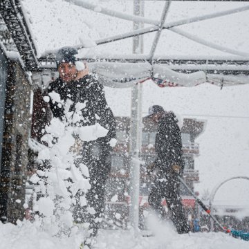 DeccanChronicle's tweet image. The huge snow storm in the #Alps is passing. 72 hour totals of up to 2.5m on high terrain in the #FrenchAlps have been reported today. 
Avalanche danger remains very high but has widely dropped from max 5 to 4.
(Pictures courtesy : X)