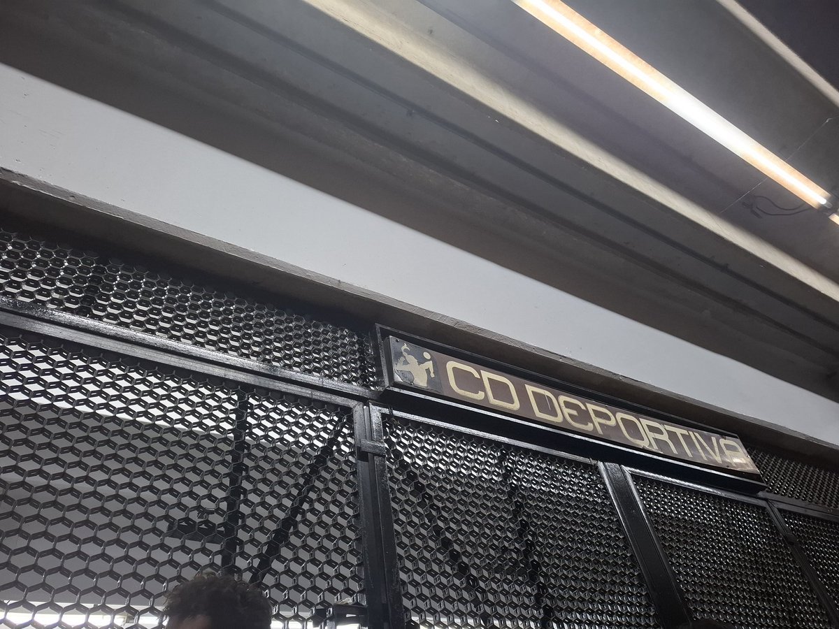 crystalphx01's tweet photo. @MetroCDMX @metrocdmx la estación Ciudad Deportiva la cerraron a las 11:45, se supone el servicio es hasta las 12:00, hay gente aqui esperando saliendo del concierto de My Chemical Romance en el Estadio GNP, den una explicación https://t.co/zw9Lo1Kguc