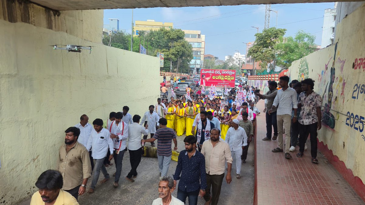 AjayaKumarJSP's tweet photo. తిరుపతి లడ్డులో జరిగిన కల్తీ కోట్లాది భక్తుల మనోభావాలను దెబ్బతీసింది. దీనిమీద ప్రతి హిందువు స్పందించాలని అధ్యక్షులు శ్రీ @PawanKalyan గారు ఇచ్చిన పిలుపు మేరకు, నేడు నెల్లూరు పట్టణములో జనసేన జిల్లా సీనియర్ నాయకులు శ్రీ నూనె మల్లికార్జున యాదవ్ గారు 4 (నాలుగు) కిలో మీటర్లు పొర్లుడు దండాల కార్యక్రమం తలపెట్టారు. 
నేటి ఉదయం అనగా 14 ఫిబ్రవరీ 2026, 8 గంటలకు శ్రీ రాజరాజేశ్వరీ దేవాలయము నుండి మొదలుపెట్టి, మాగుంట లేయవుట్ లోని శ్రీవేంకటేశ్వర స్వామి వారి ఆలయము వరకు సుమారు 4.5 కిమీ దూరము పొర్లుడు దండాలు పెట్టారు. గోవిందా, గోవిందా అంటూ గోవింద నామ స్మరణతో వందలాది భక్తులు, జనసైనికులు, వీరమహిళలు వెంటరాగా, ఈ బృహత్తర కార్యక్రమాన్ని దిగ్విజయముగా శ్రీ నూనె మల్లికార్జున యాదవ్ గారు పూర్తి చేసారు. 
@janasenaparty మన నాయకులు @pawankalyan గారి స్పూర్తితో ఎల్లప్పడు సనాతన ధర్మ రక్షణలో ముందు ఉంటుందని ఈ సందర్భముగా  శ్రీ నూనె మల్లికార్జున యాదవ్ గారు పేర్కొన్నారు. 
@APDeputyCMO @NagaBabuOffl @itsRamTalluri @kotarukmini @mnadendla @JSPShatagniTeam @JSPVeeraMahila