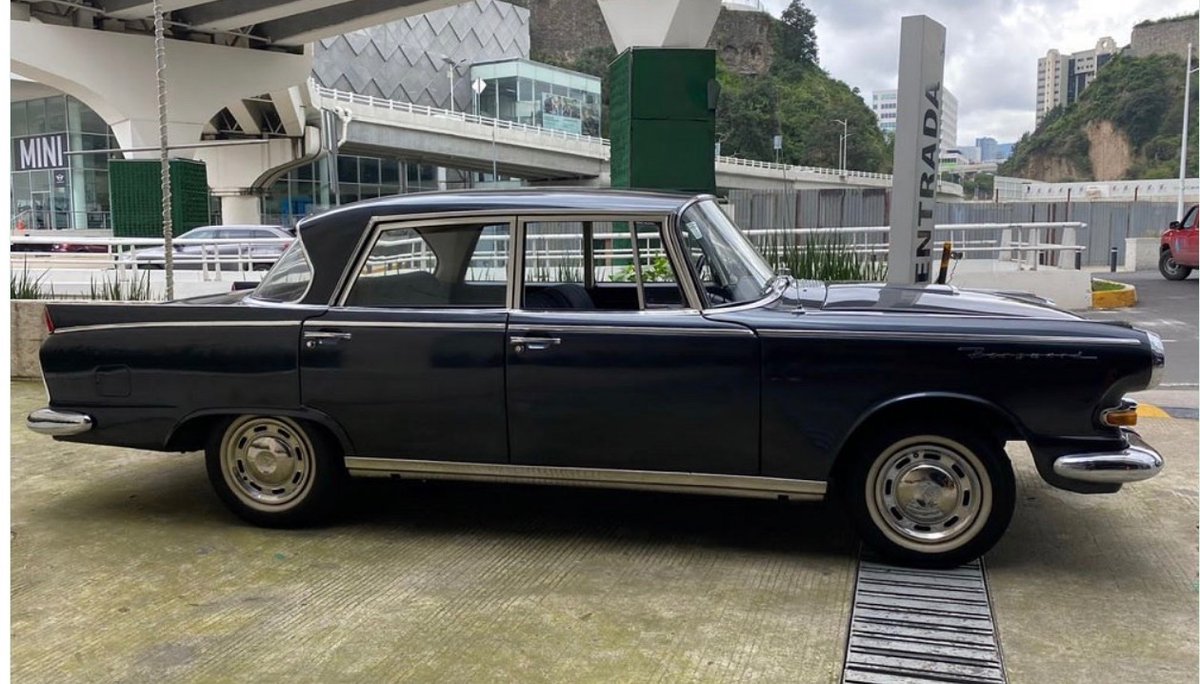 Y seguimos con la película, minuto 12, un sedan negro llega a una casona en México, es nada menos que un Borgward 230, la fábrica alemana quebró en 1961, empresarios mexicanos compraron los derechos y comenzaron a producirlo en México, pero hasta el 67😉