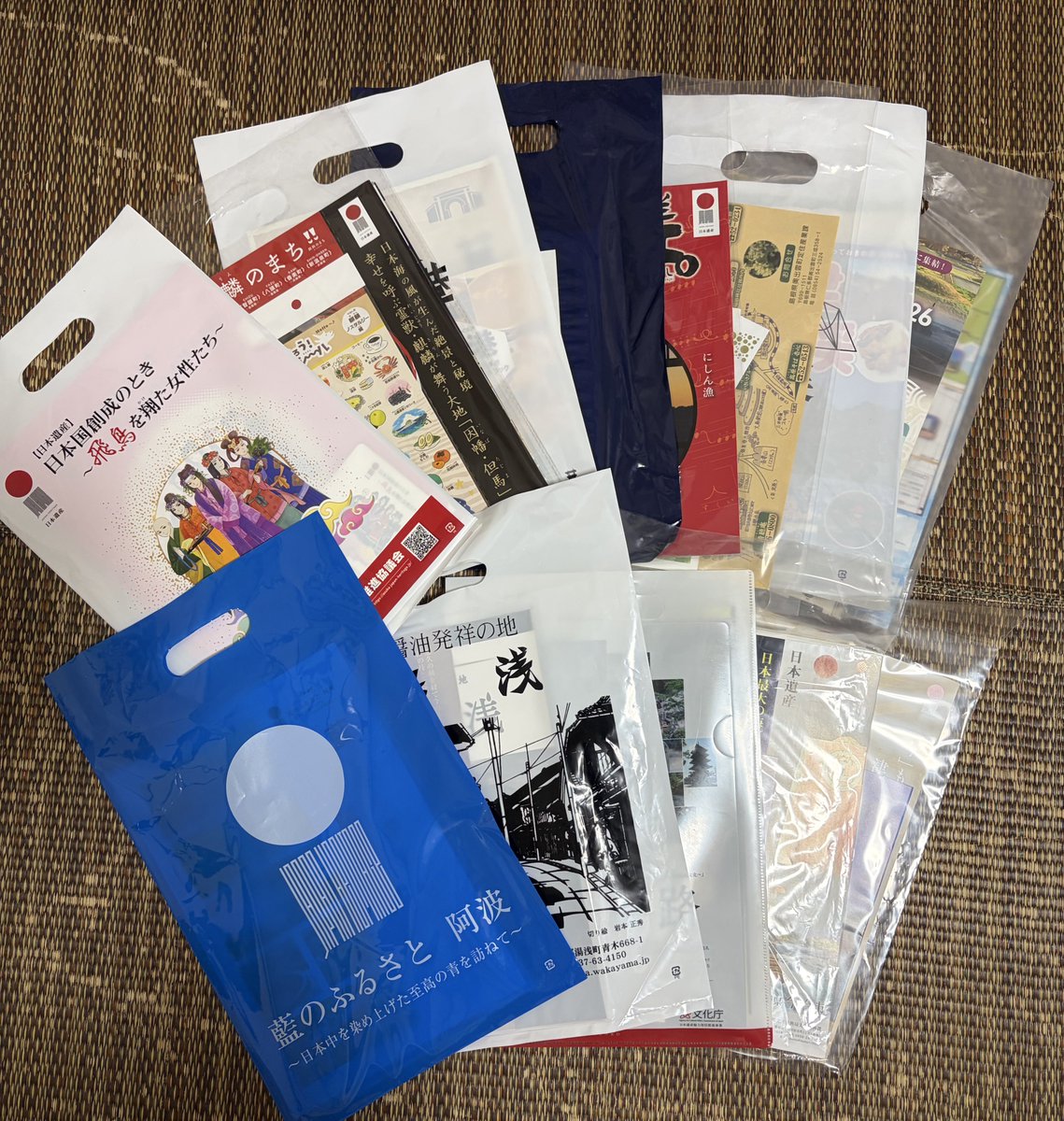 本日は有楽町駅前で開催されている、日本遺産マルシェへ🚃
資料欲しいから大きめリュックで行ったんだけど、それでも入りきらない程沢山貰った（写真はごく一部）
滋賀県琵琶湖の西川貴教さんの袋が1番目立つ😂
試飲でお酒も飲めたし大満足💮
来年の1級試験に向けての参考にします📚✍🏻
