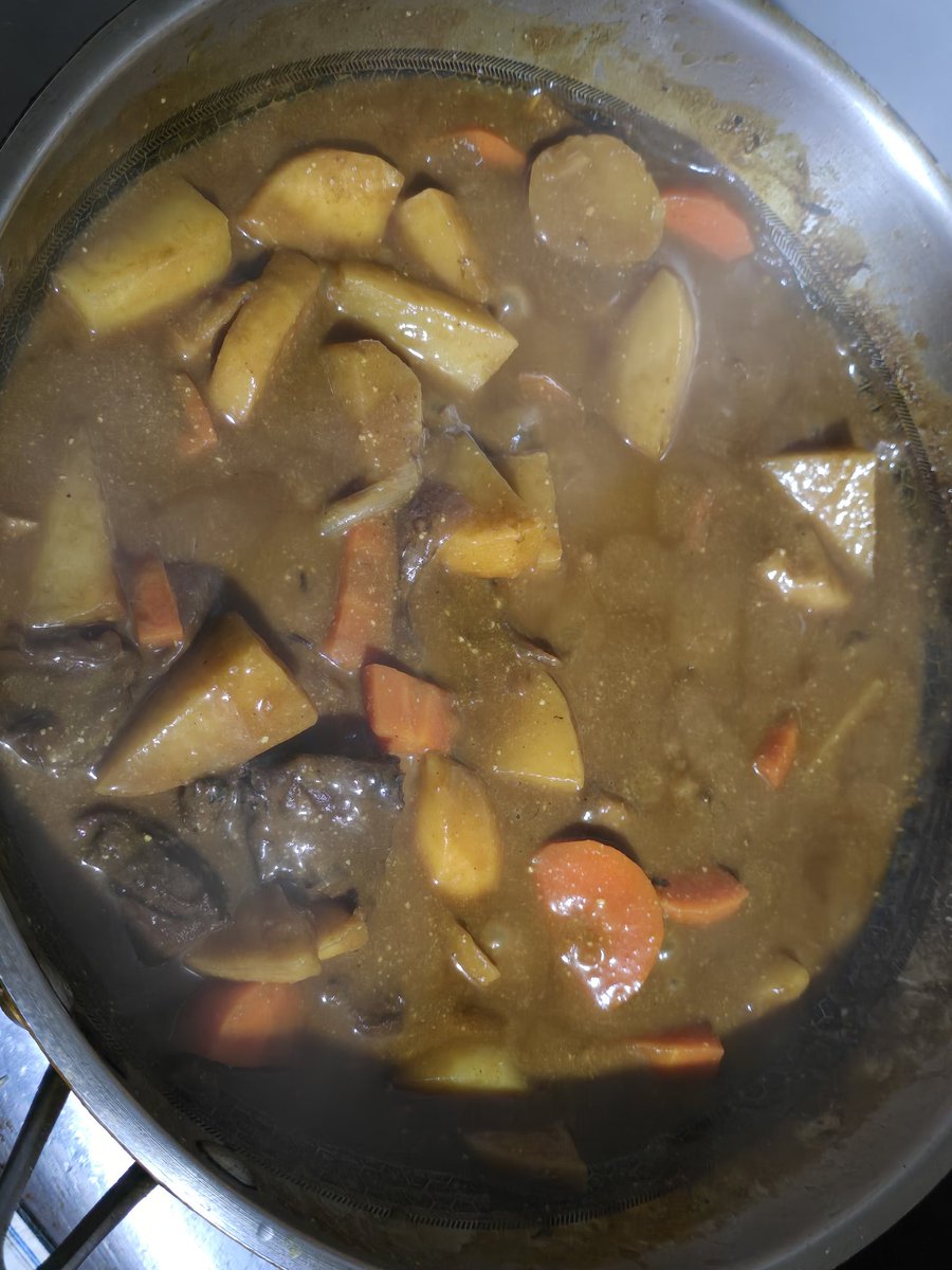 Linbero111's tweet photo. 初めてビーフカレーを作ってみました。見た目は少しアレですが、味はいけると思います。
#ﾙｼﾅｰ写真部飯テロ課 https://t.co/toUnwJjKE7