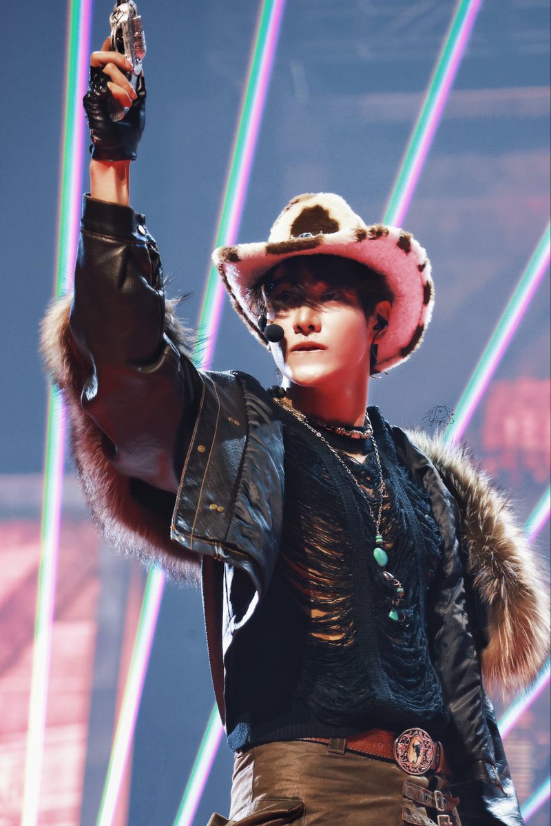 morangodoaston's tweet photo. O Joong vestido como um personagem  de One Piece ou Jojo's Bizarre Adventure 😘

#JoongArchen ♡ https://t.co/PMTo2k1swW
