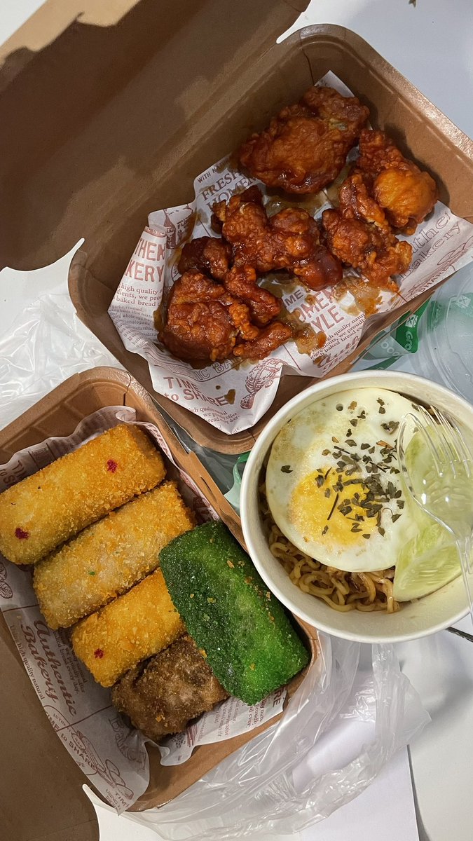iptxysweety's tweet photo. susah bgt war risol matcha bu tatu, nyari di gofood juga yg jual cuma satu😭 met mam guis https://t.co/1rR6vryBxk