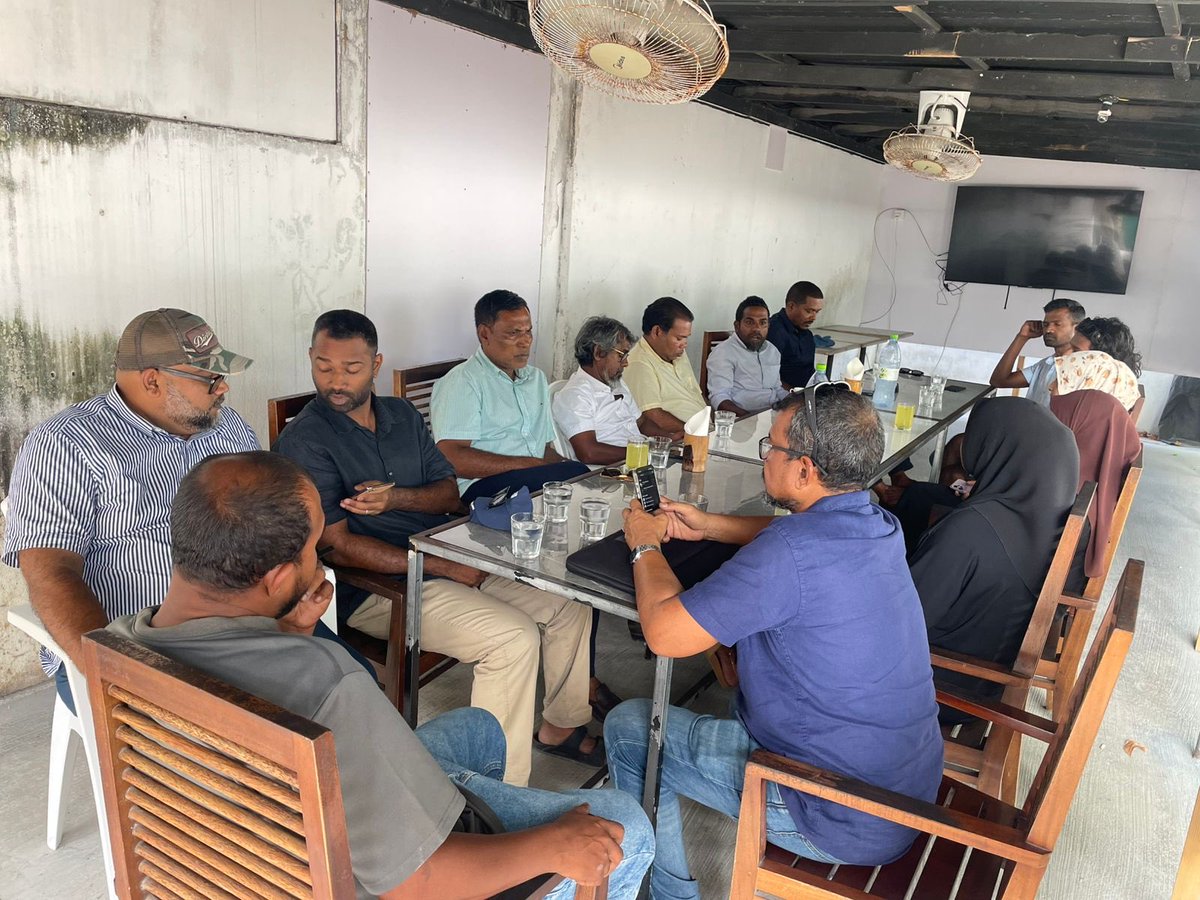 ކުރިއަށްއޮތް ލޯކަލް ކައުންސިލްތަކުގެ އިންތިޚާބުގެ ކެންޕެއިނަށް އެމްޑީޕީގެ ޕާލިމެންޓަރީ ގްރޫޕްގެ މެންބަރުން ށ.ކަނޑިތީމަށް ވަޑައިގަންނަވާ، މި އިންތިޚާބުގައި ވާދަ ކުރައްވާ ށ.ކަނޑިތީމު އެމްޑީޕީ ކެންޑިޑޭޓުންނާއި ކެންޕެއިންގެ ކަންކަން ކުރިއަށްދާ ގޮތާއި ގުޅޭގޮތުން ބާއްވާ މަޝްވަރާ