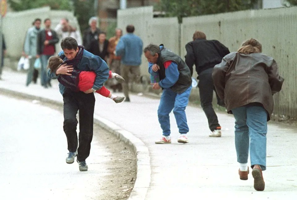 🇧🇦🇬🇧 FLASH | De nouveaux éléments sont publiés dans la presse britannique sur les « SAFARIS HUMAINS » durant la Guerre de Bosnie-Herzégovine.

Des étrangers (Britanniques, Italiens, Américains, Russes…) auraient PAYÉ l’équivalent de 100 000 euros à une milice serbe de Bosnie